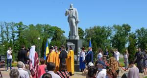 Гришко заспівав гімн, Епіфаній освятив постамент: в Борисполі відкрили пам’ятник Чубинському