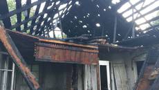 У Борисполі горів нежитловий будинок – вогонь знищив горище та перекриття будівлі. Фото