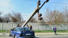Внаслідок ДТП легковик зніс електроопору на вулиці Момота у Борисполі. Фото