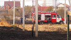 Через підпал сухої трави у Борисполі вогонь підступив впритул до житлових будинків. Відео
